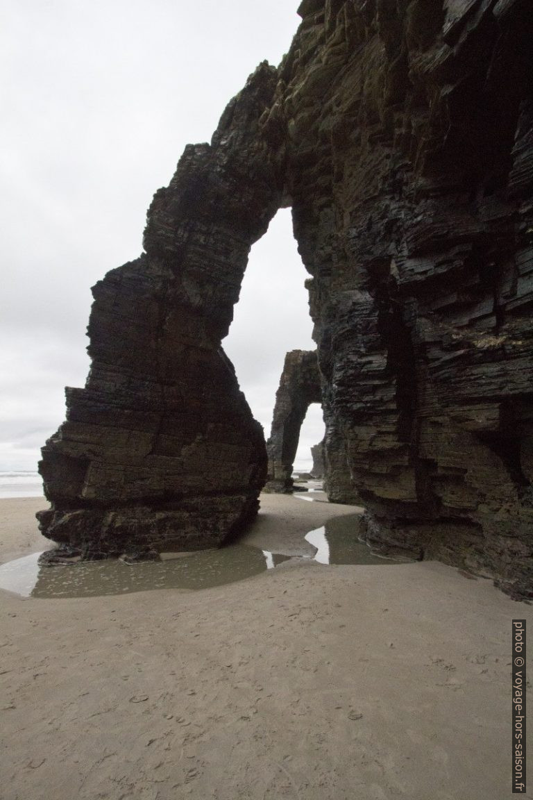 Vue à travers deux arches naturelles de la Plage des Cathédrales. Photo © André M. Winter