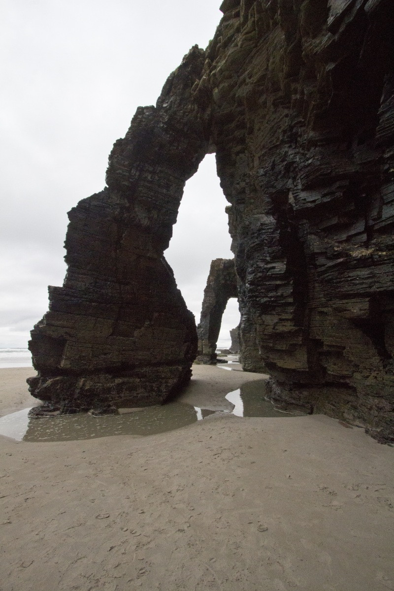 Vue à travers deux arches naturelles de la Plage des Cathédrales. Photo © André M. Winter