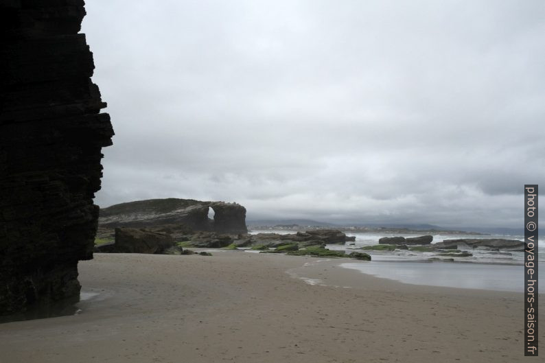 Côte rocheuse de la Plage des Cathédrales. Photo © Alex Medwedeff