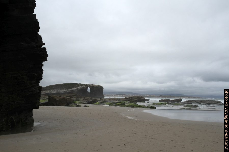 Côte rocheuse de la Plage des Cathédrales. Photo © Alex Medwedeff