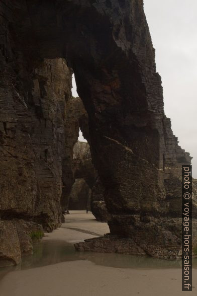 Vue par plusieurs arches de la Playa de las Catedrales. Photo © Alex Medwedeff