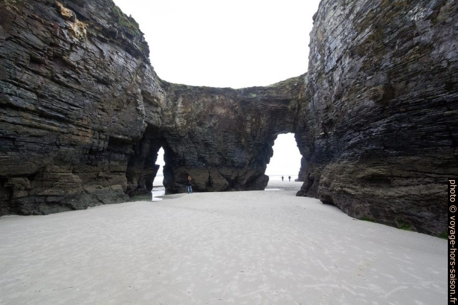 Cirque fermé avec deux ouvertures sur la Plage des Cathédrales. Photo © André M. Winter