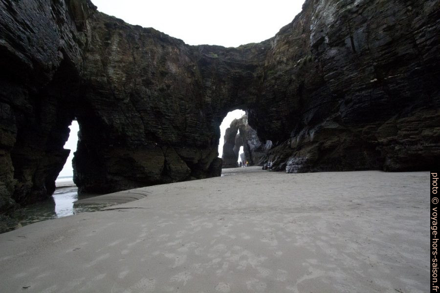 Vue du cirque sur des arches naturelles de la Plage des Cathédrales. Photo © André M. Winter