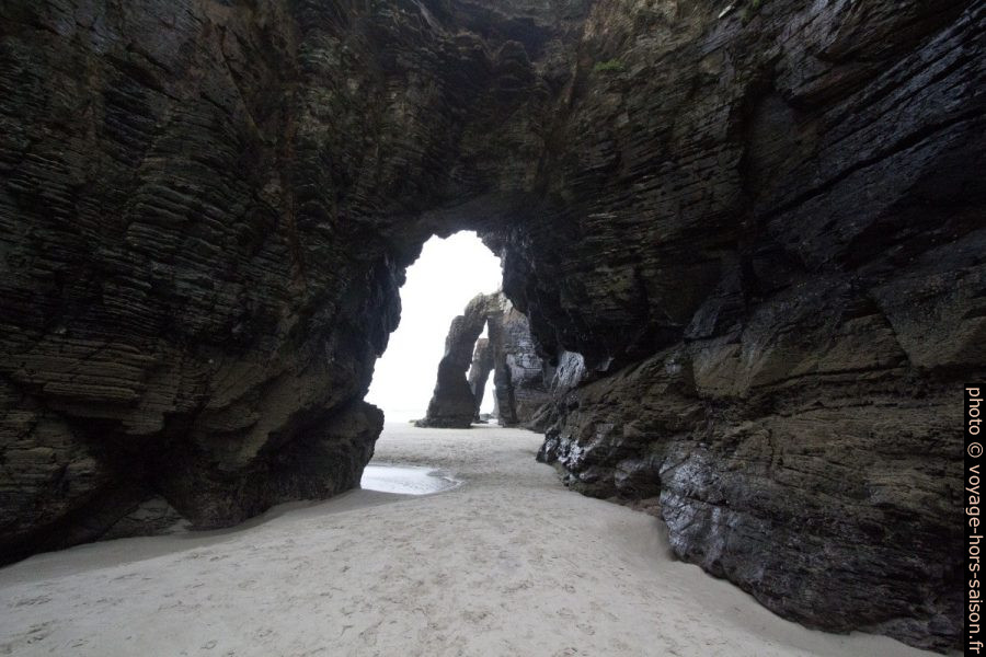 Vue à travers des arches naturelles de la Plage des Cathédrales. Photo © André M. Winter