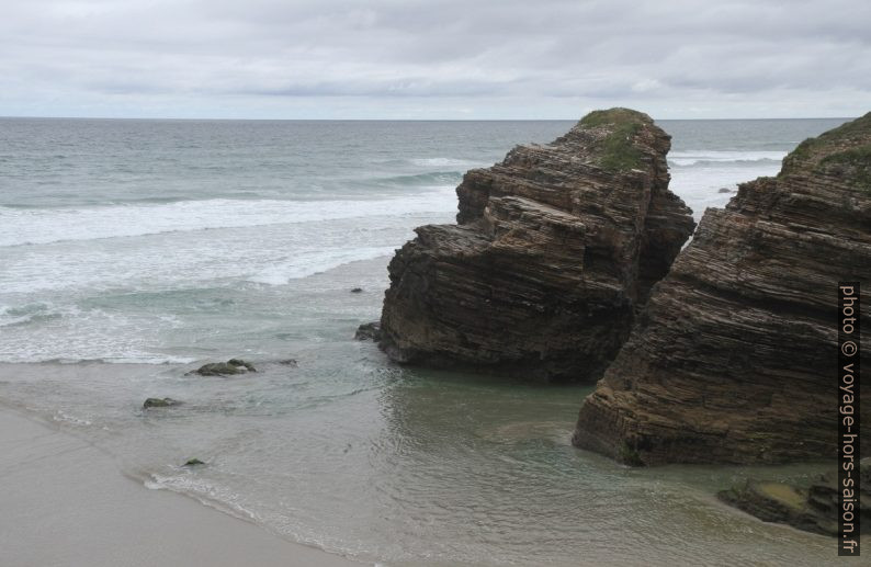 Rochers de la Plage des Cathédrales. Photo © Alex Medwedeff