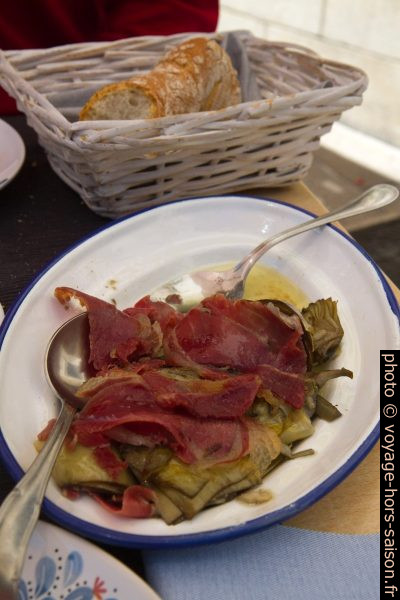Jamón ibérico avec artichauts. Photo © Alex Medwedeff