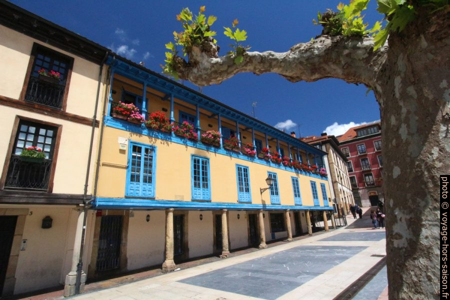 Face sud de la Plaza porticada del Fontán-Daoíz. Photo © André M. Winter