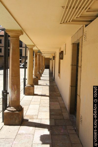 Sous les arcades de la Plaza porticada del Fontán-Daoíz. Photo © André M. Winter