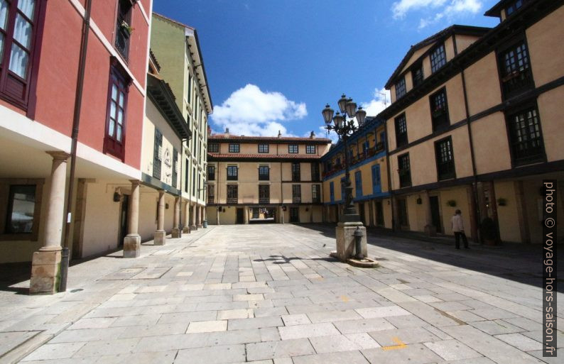 Plaza porticada del Fontán-Daoíz. Photo © André M. Winter