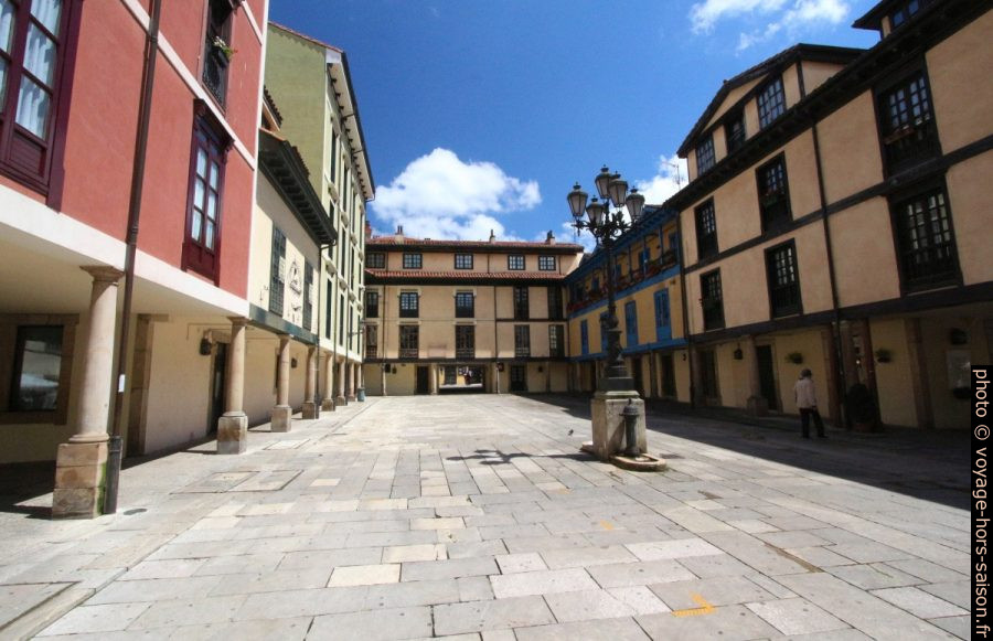 Plaza porticada del Fontán-Daoíz. Photo © André M. Winter