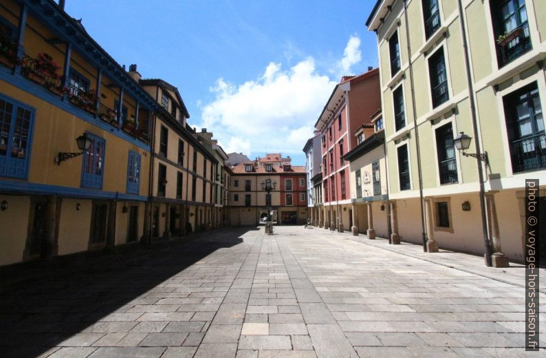 La Plaza porticada del Fontán-Daoíz. Photo © André M. Winter