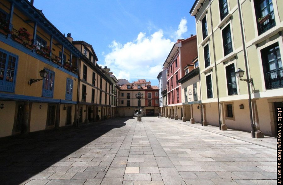 La Plaza porticada del Fontán-Daoíz. Photo © André M. Winter