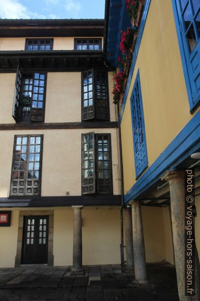 Cour de la Plaza del Fontán. Photo © Alex Medwedeff