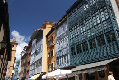 Anciens balcons couverts dans le centre d'Oviedo. Photo © Alex Medwedeff