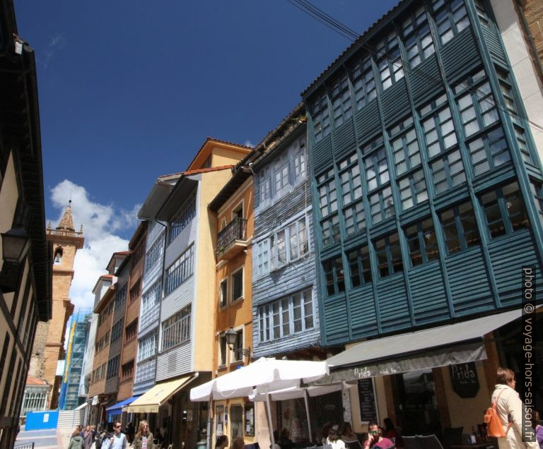 Anciens balcons couverts dans le centre d'Oviedo. Photo © Alex Medwedeff