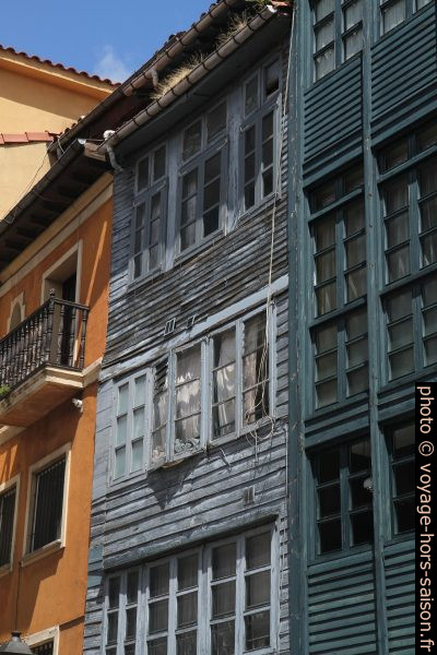 Anciens balcons couverts en bois dans le centre d'Oviedo. Photo © Alex Medwedeff