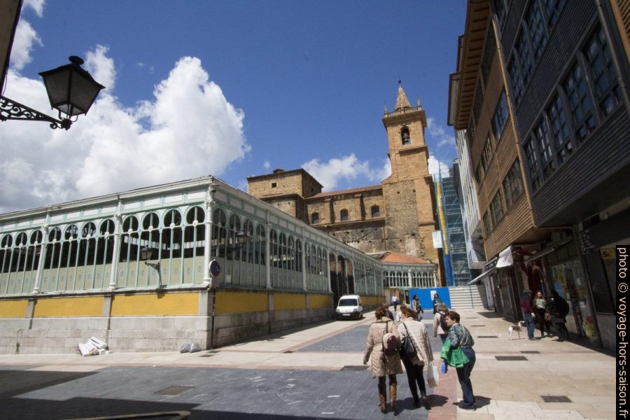 Mercado el Fontán et la Iglesia de San Isidoro. Photo © André M. Winter
