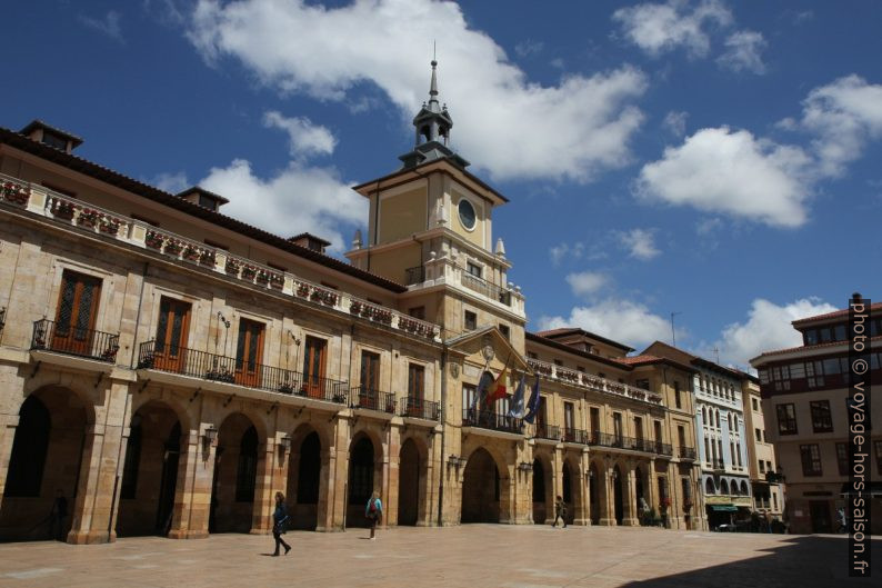 Hôtel de ville d'Oviedo. Photo © Alex Medwedeff
