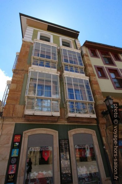 Balcons couverts en fer forgé. Photo © André M. Winter