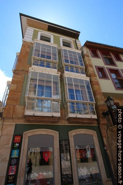 Balcons couverts en fer forgé. Photo © André M. Winter
