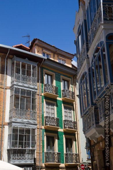 Maisons du centre d'Oviedo. Photo © Alex Medwedeff