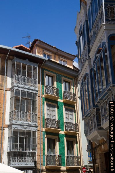 Maisons du centre d'Oviedo. Photo © Alex Medwedeff