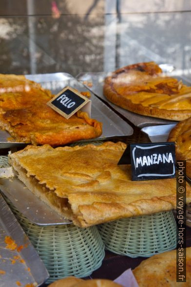 Galettes au poulet et galettes aux pommes. Photo © Alex Medwedeff