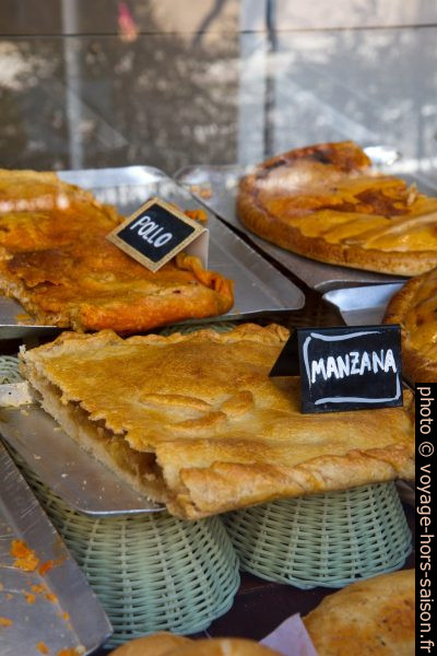 Galettes au poulet et galettes aux pommes. Photo © Alex Medwedeff