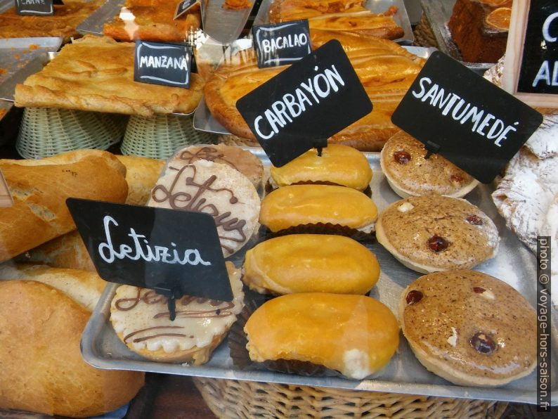 Vitrine de viennoiseries asturiennes. Photo © André M. Winter