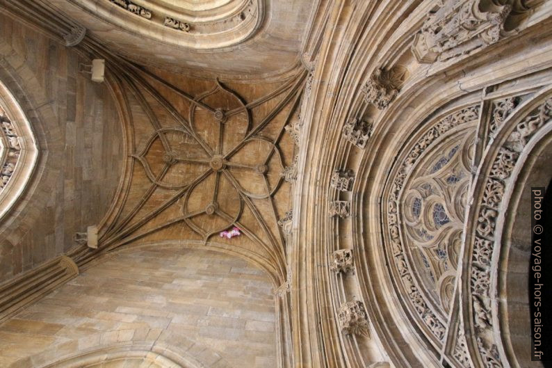 Porche de la cathédrale d'Oviedo. Photo © André M. Winter