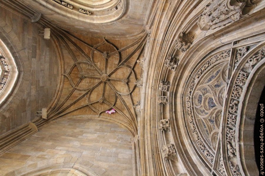 Porche de la cathédrale d'Oviedo. Photo © André M. Winter