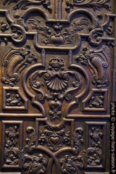 Coquille de St. Jacques sur la porte de la cathédrale d'Oviedo. Photo © Alex Medwedeff