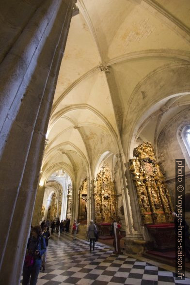 Nef et chapelles latérales de la cathédrale d'Oviedo. Photo © André M. Winter