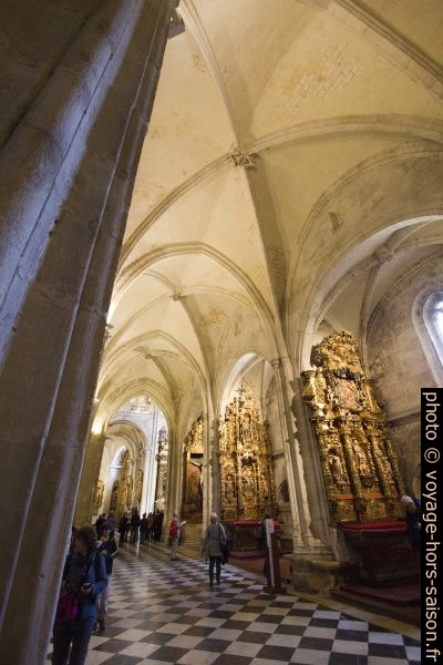 Nef et chapelles latérales de la cathédrale d'Oviedo. Photo © André M. Winter