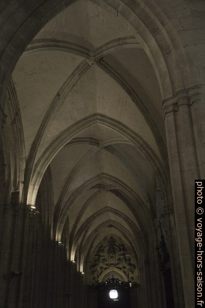 Croisées d'ogives de la nef latérale de la cathédrale d'Oviedo. Photo © Alex Medwedeff