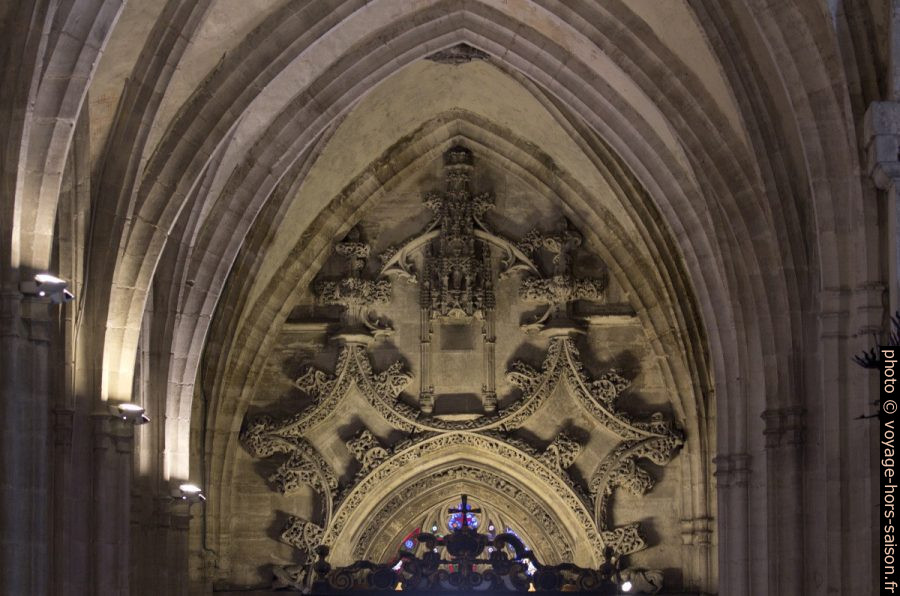 Décor au bout occidental de la nef latérale nord de la cathédrale d'Oviedo. Photo © André M. Winter
