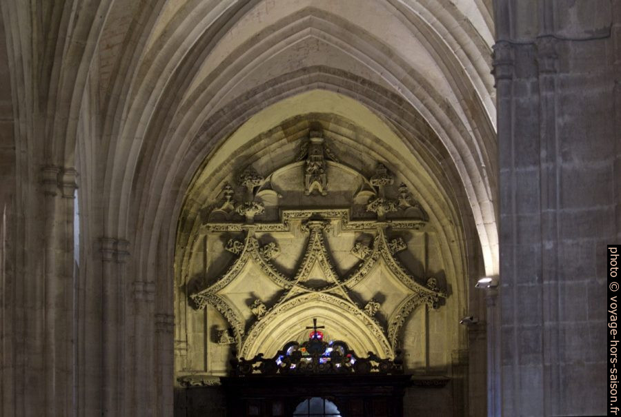 Décor au bout occidental de la nef latérale sud de la cathédrale d'Oviedo. Photo © André M. Winter