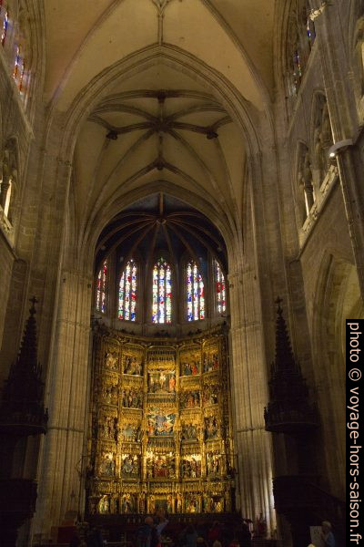 Chœur avec le Retablo mayor de la catedral de Oviedo. Photo © Alex Medwedeff