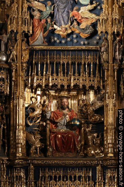 Cristo en Majestad en el retablo mayor de la catedral de Oviedo. Photo © André M. Winter