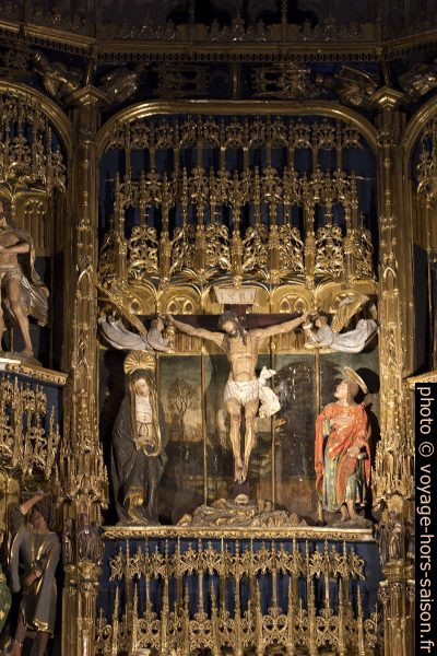 El Calvario y la Crucifixión en el retablo mayor de la catedral de Oviedo. Photo © André M. Winter