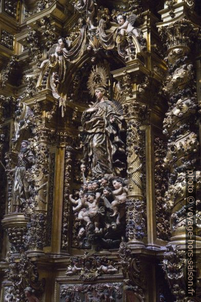 Sculpture d'un retable d'une chapelle latérale. Photo © Alex Medwedeff