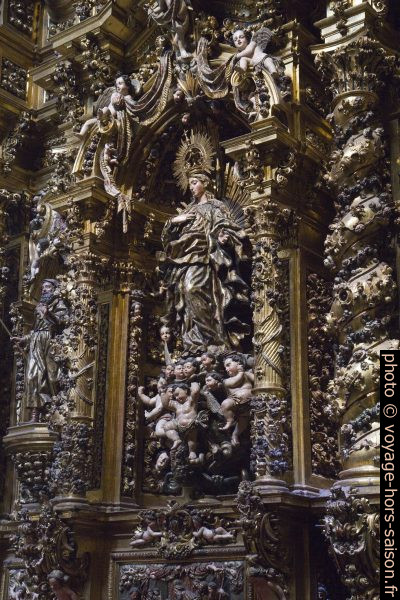 Sculpture d'un retable d'une chapelle latérale. Photo © Alex Medwedeff