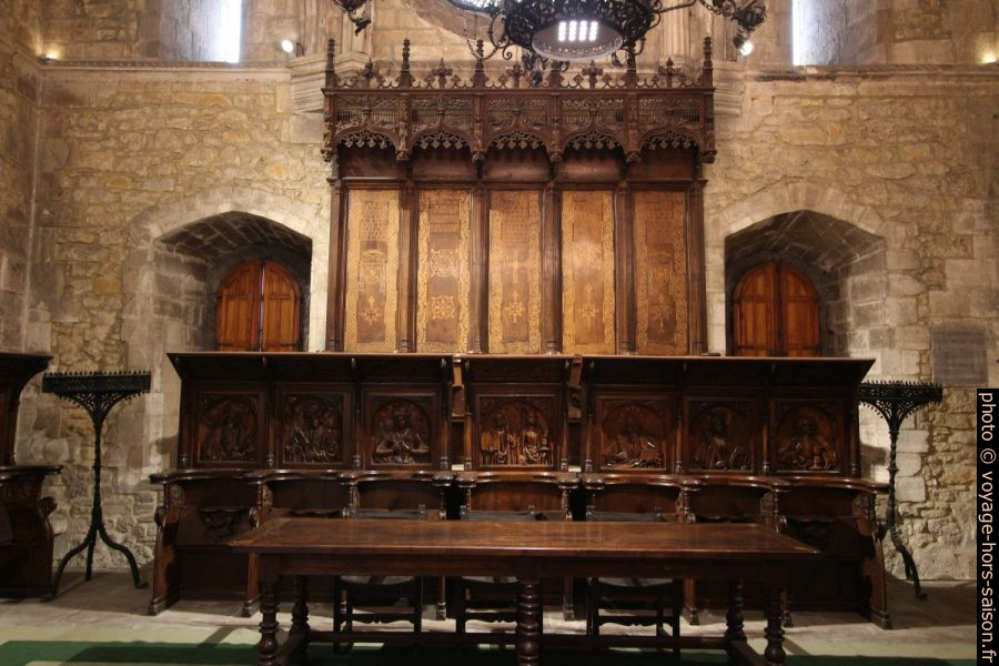 Chaires dans la salle capitulaire de la cathédrale d'Oviedo. Photo © André M. Winter