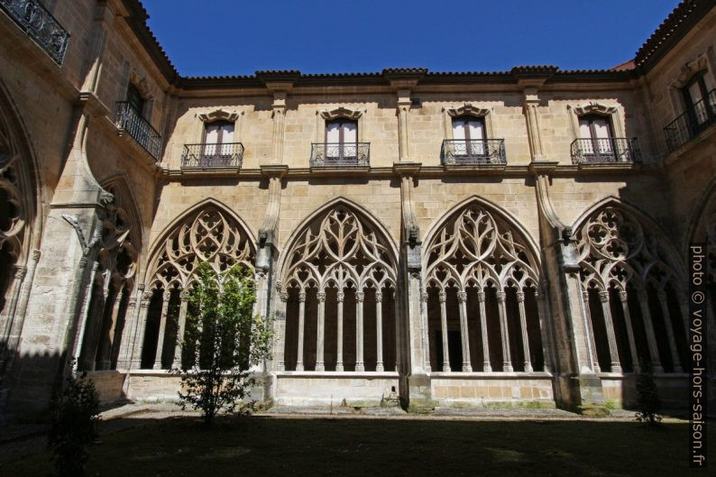 Arcades du cloître d'Oviedo au soleil. Photo © André M. Winter