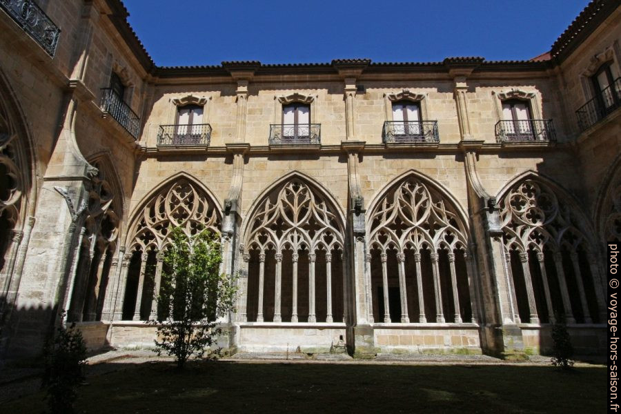 Arcades du cloître d'Oviedo au soleil. Photo © André M. Winter