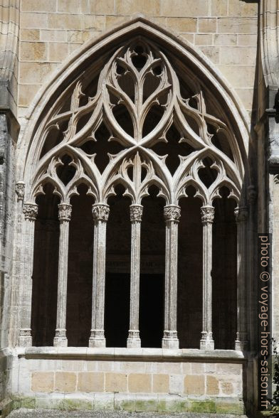 Arcade du cloître d'Oviedo au soleil. Photo © Alex Medwedeff