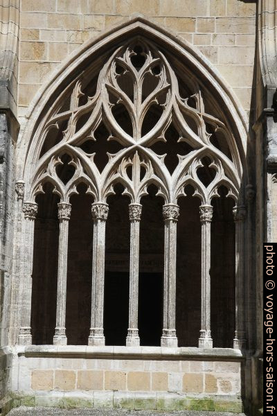 Arcade du cloître d'Oviedo au soleil. Photo © Alex Medwedeff