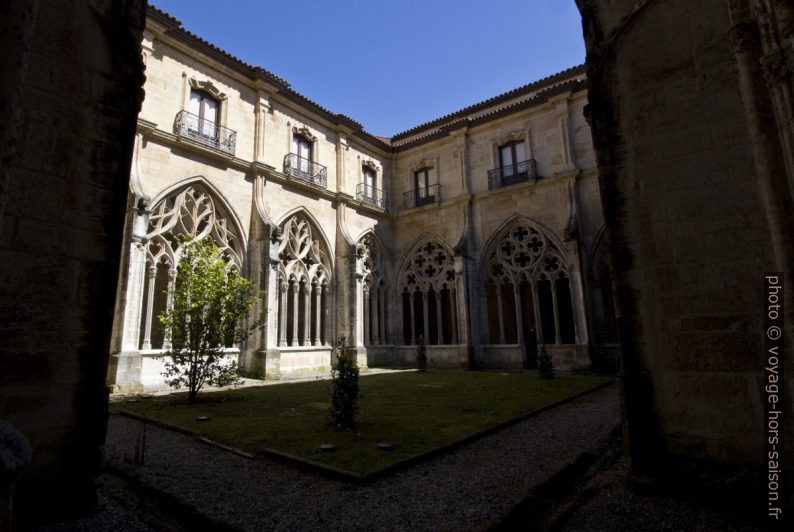 Jardin du cloître de la cathédrale d'Oviedo. Photo © André M. Winter