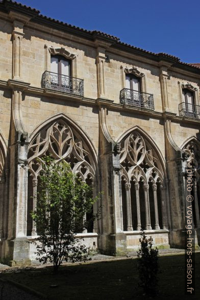 Arcades du cloître de la cathédrale d'Oviedo. Photo © Alex Medwedeff