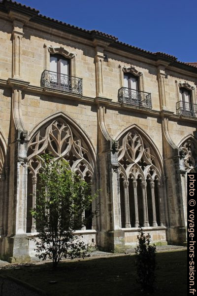 Arcades du cloître de la cathédrale d'Oviedo. Photo © Alex Medwedeff